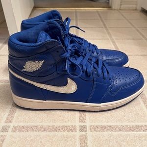 Air Jordan 1 Retro Hyper Royal